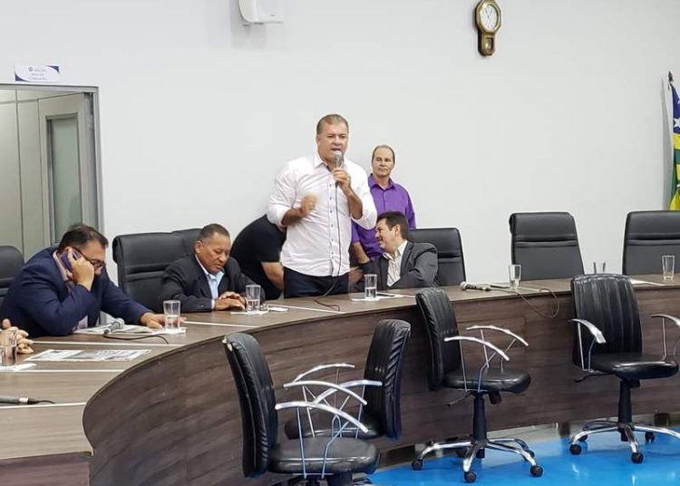 Vereador Gilsão Meu Povo (MDB) reclama de secretário de Mendanha na Câmara | Foto: Folha Z