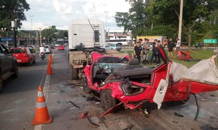 Gol é prensado por caminhões na Av. Perimetral e ocupantes ficam feridos | Foto: Reprodução