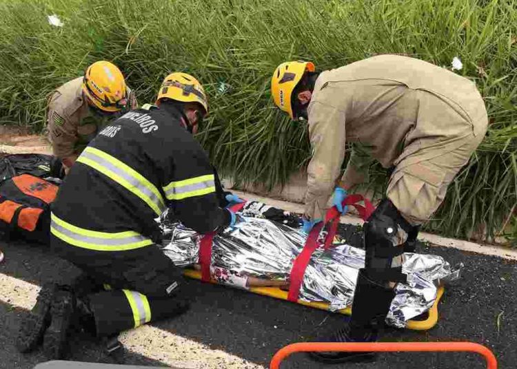Condutor sendo atendido pelo Corpo de Bombeiros