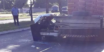 Mulher fica gravemente ferida após carro bater em carreta no Riviera | Foto: Leitor / Whatsapp