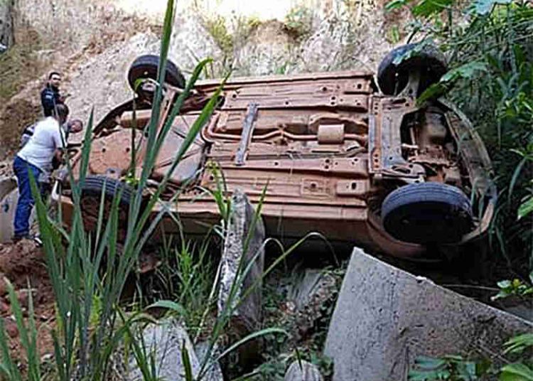Fugindo da PM, ladrões caem em vala e destroem carro em Aparecida | Foto: Reprodução