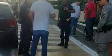Confusão entre passageira e motorista de aplicativo causa tumulto em frente ao Goiânia Shopping | Foto: Leitor / Whatsapp
