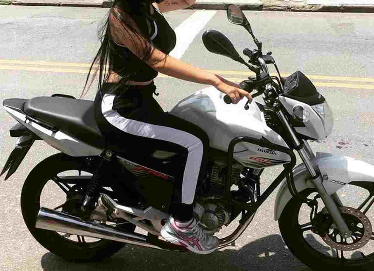Mulher de moto
