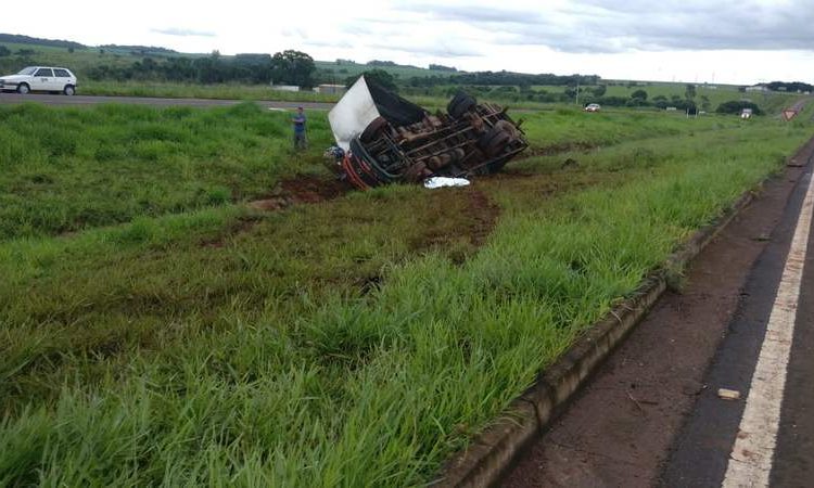 Caminhão capota na BR-060, em Rio Verde, após atropelar 3 pessoas que atravessavam a pista | Foto: Reprodução