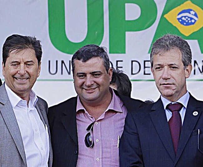Eduardo Trindade (centro) aparece ao lado do ex-prefeito de Aparecida Maguito Vilela (esquerda) e o ex-ministro da Saúde Arthur Chioro (direita) na inauguração da UPA Buriti Sereno, em 2015 | Foto: Divulgação