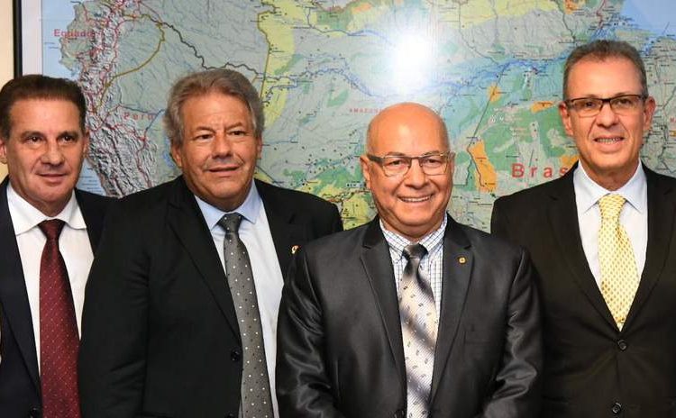 Comitiva de parlamentares de Goiás se reúne com ministros em Brasília. Na imagem, os senadores Vanderlan Cardoso e Luiz Carlos do Carmo, o deputado federal Professor Alcides e o ministro de Minas e Energia, almirante Bento Albuquerque | Foto: Divulgação