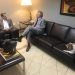 Nikki rouba a cena em foto no gabinete de Ronaldo Caiado | Foto: Divulgação