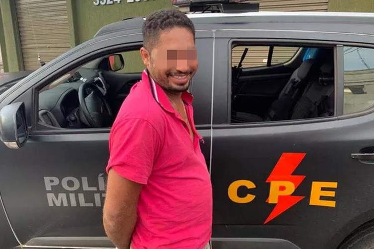 Suspeito de decapitar jovem em Anápolis posa para foto tirada pela polícia | Foto: Divulgação / PM