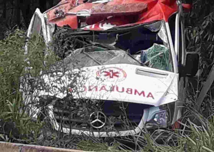 Acidente com ambulância do SAMU em Catalão deixou o passageiro ferido | Foto: reprodução