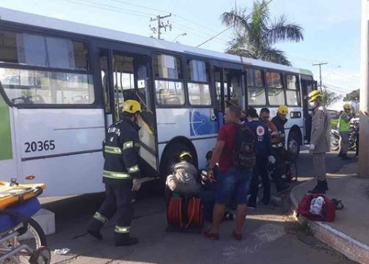 Ciclista se desequilibrou e bateu de frente contra ônibus coletivo. O acidente grave aconteceu no Veiga Jardim | Foto: reprodução