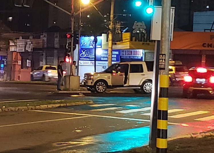 Motorista de Land Rover bate forte contra concreto em acidente na Av. T-7, em Goiânia | Foto: Folha Z