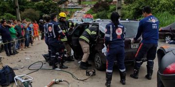 Peças dos carros envolvidos no acidente tiveram que ser cortadas para retirar os acidentados dos veículos | Foto: Corpo de Bombeiros Aparecida