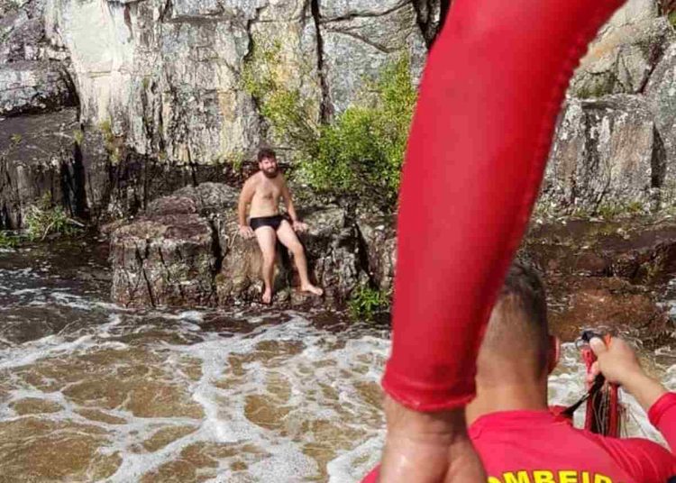 Os bombeiros jogaram uma boia, amarrada com uma corda, para auxiliar na remoção do jovem do local