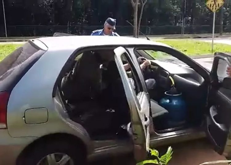 Homem tentou se matar trancado dentro do veículo com um botijão de gás de cozinha | Foto: reprodução