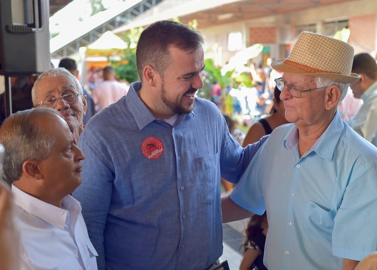 Prefeito Gustavo ouve sugestões de moradores. Do seu lado direito, vereador Almeidinha