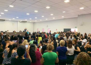 Professores protestam na manhã desta sexta, 22, na Câmara de Aparecida | Foto: Folha Z