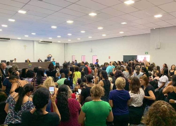 Professores protestam na manhã desta sexta, 22, na Câmara de Aparecida | Foto: Folha Z