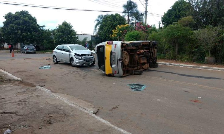 Crianças ficam feridas em acidente de van escolar irregular no Jardim Guanabara, em Goiânia | Foto: Dict