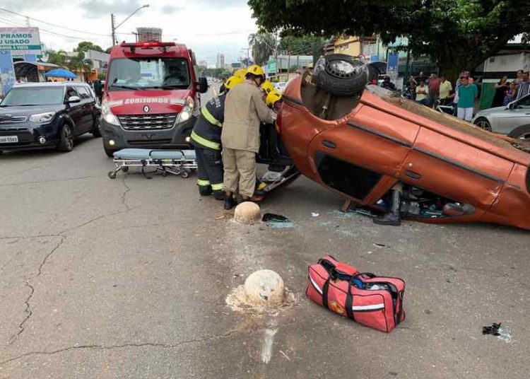Bombeiros socorrem vítima que acabara de capotar carro no Setor Bueno | Foto: CBMGO