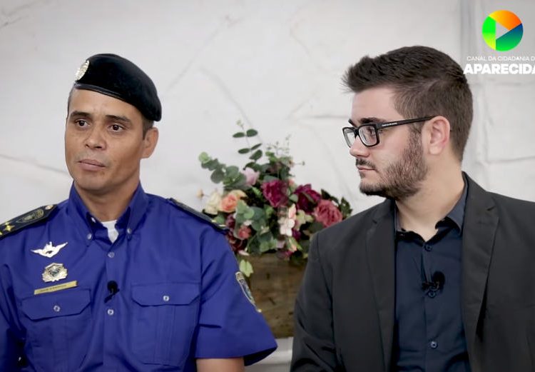Comandante da GCM de Aparecida Roberto Cândido é entrevistado pelo jornalista Marco Faleiro, do Folha Z | Foto: Reprodução