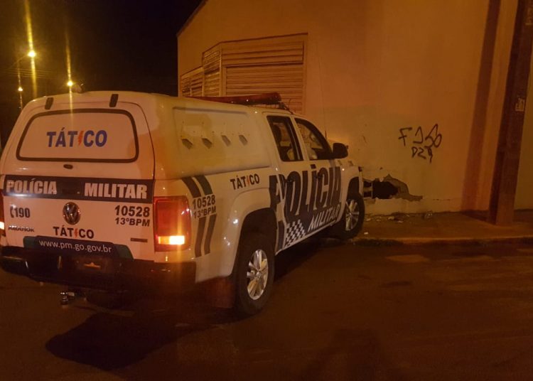 Ainda durante o tiroteio, a viatura da PM perdeu o controle e bateu em um muro.