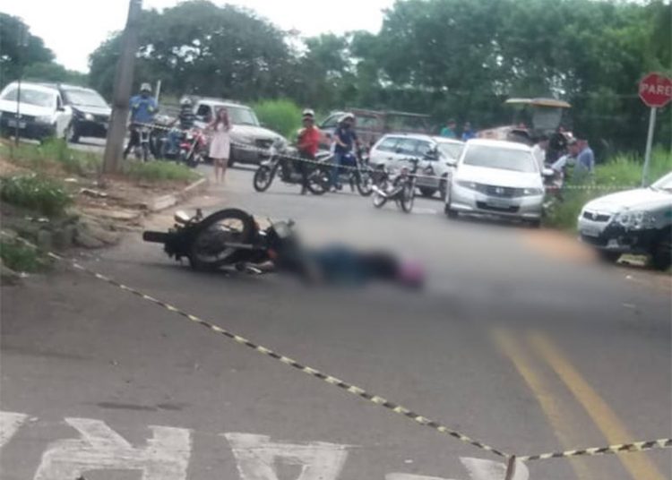 Um homem e uma mulher foram mortos a tiros na tarde desta sexta, 5, na Vila Martins, em Goiânia | Foto: Leitor / Folha Z