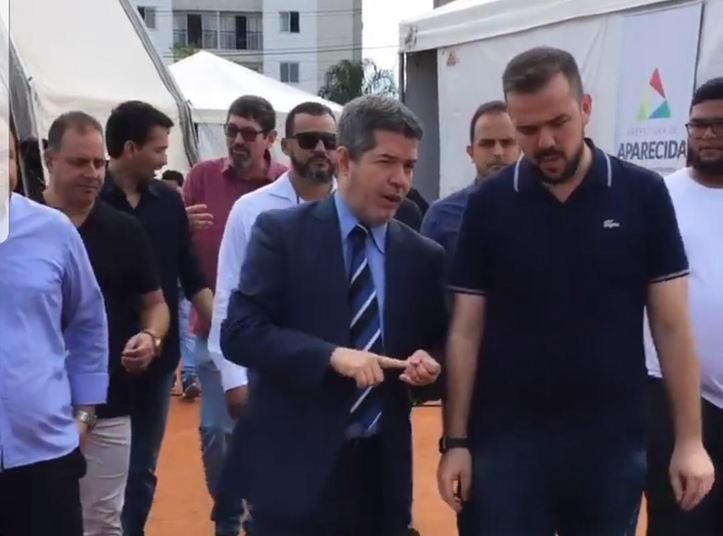 Deputado federal Delegado Waldir (PSL) e prefeito de Aparecida Gustavo Mendanha (MDB) em evento na cidade | Foto: Folha Z