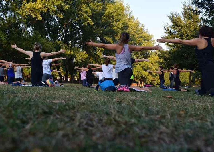 Aula de Yoga gratuita será realizada no Bosque dos Buritis, em Goiânia