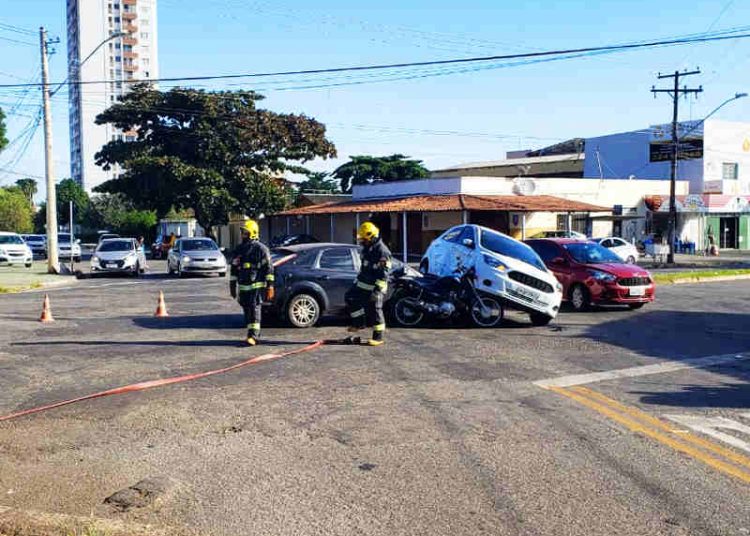 Carro foi parar embaixo do outro em 1 acidente no Jardim América, em Goiânia, na manhã desta sexta, 14