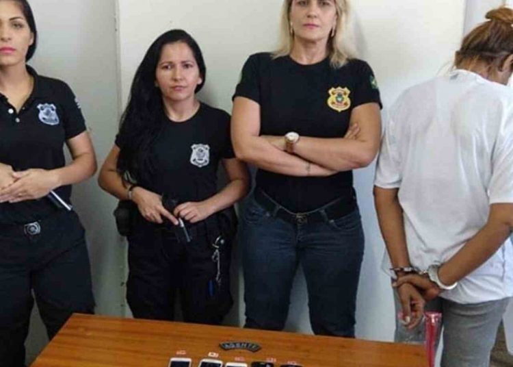 Mulher presa celulares escondidos