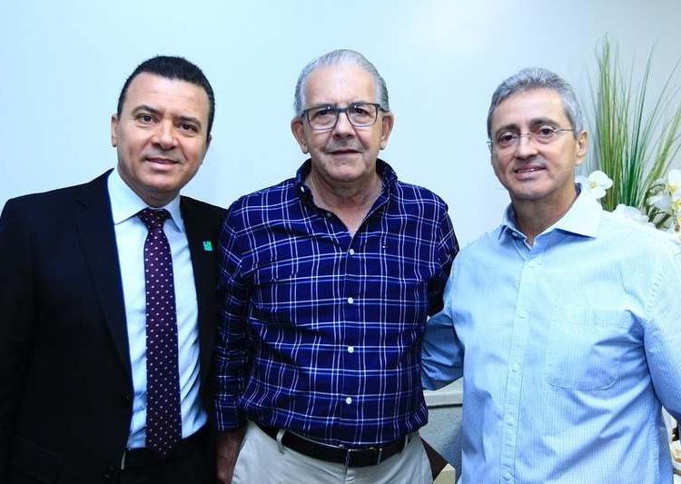 Na foto tirada durante conferência evangélica em Aparecida, secretário de Estado de Desenvolvimento Social (SEDS) Marcos Ferreira Cabral, presidente da Agência Goiana de Habitação (Agehab) Eurípedes José do Carmo e ex-deputado estadual Ozair José (MDB) | Foto: Divulgação