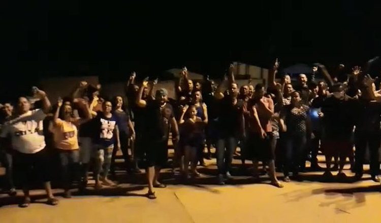 Protesto pede por agilidade em obras de asfalto no Retiro do Bosque | Foto: Leitor / Folha Z