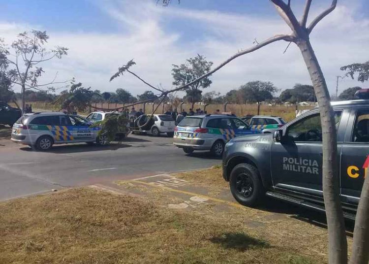 Após cerco, PM apreendeu com os criminosos: drogas, objetos de vítimas e o carro roubado em Aparecida | Foto: Divulgação / 8º BPM