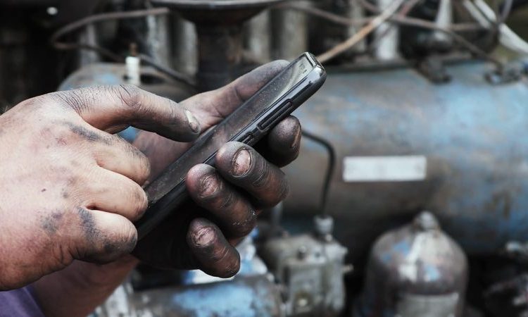 Celular é uma fonte de contaminação tão perigosa quanto uma nota de R$ 2 | Foto: Reprodução
