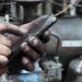 Celular é uma fonte de contaminação tão perigosa quanto uma nota de R$ 2 | Foto: Reprodução