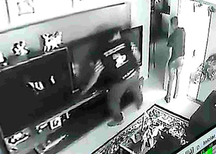 Dupla arrebenta porta de vidro e furta casa no Bairro Vera Cruz | Foto: Reprodução