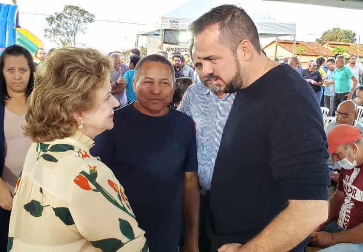 Ex-senadora Lúcia Vânia fala com o prefeito Gustavo Mendanha durante lançamento das obras de pavimentação no Bairro Independência | Foto: Folha Z