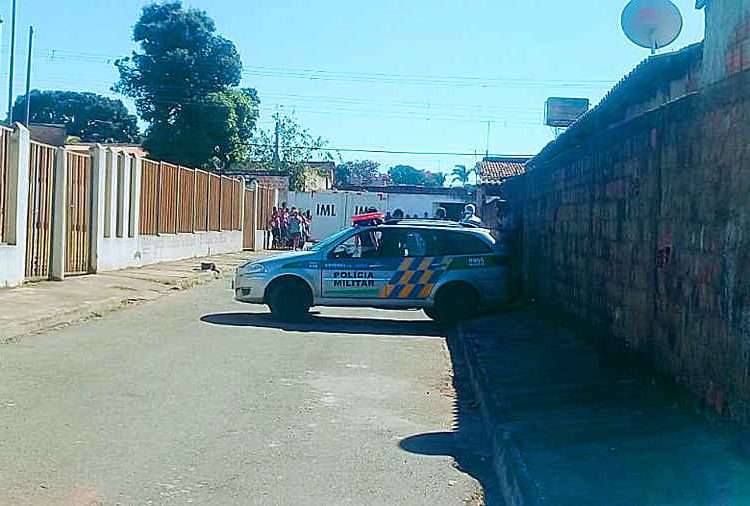 Mulher é morta a tiros em frente a Cmei no Jardim Tiradentes | Foto: Leitor / Folha Z