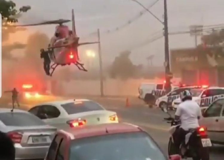 Momento que o helicóptero dos bombeiros pousa no local do acidente | Foto: reprodução