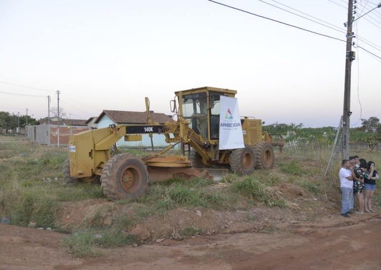 Ordem de serviço para execução das obras de asfalto no Conde dos Arcos foi assinada nesta quarta-feira, 14, pelo prefeito Gustavo Mendanha | Fotos: Wigor Vieira