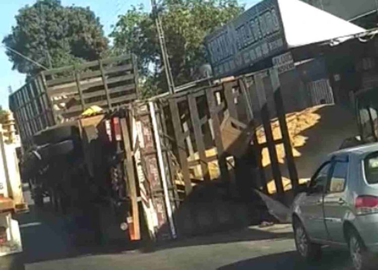 Caminhão tomba Aparecida