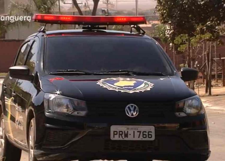 Criança ferida arremessada carro