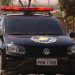 Criança ferida arremessada carro