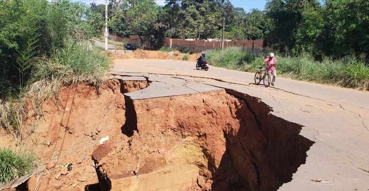 Moradores pedem solução para erosão que obstruiu via no Village Garavelo | Foto: Folha Z