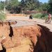 Moradores pedem solução para erosão que obstruiu via no Village Garavelo | Foto: Folha Z