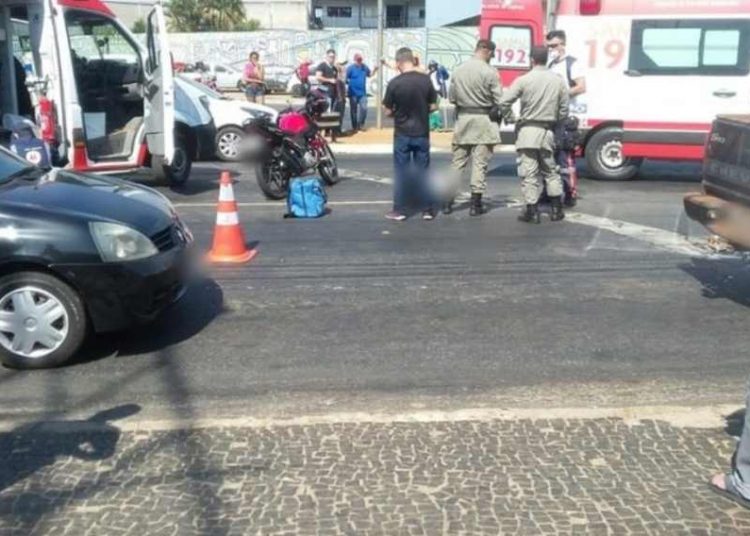 De acordo com informações preliminares, ela teria perdido o equilíbrio e caído da moto em que trafegava, sendo em seguida atropelada pelo caminhão | Foto: Leitor / FZ