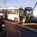 Motorista perdeu o controle do ônibus e colidiu contra um poste | Foto: leitor Folha Z