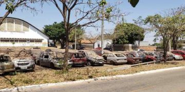 Delegacias da PC no Centro de Aparecida viraram cemitério de carros | Foto: Folha Z