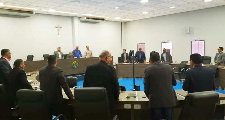 Momento em que vereadores se levantam para declarar voto de rejeição ao veto do prefeito Mendanha a projetos da Câmara | Foto: Folha Z