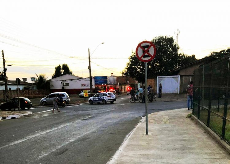 Homicídio ocorreu no início da noite dessa quinta, 12, no setor Serra Dourada 3ª Etapa, nos fundos de um shopping em Aparecida | Foto: Leitor / FZ